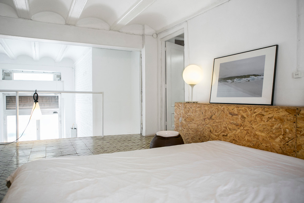 Ejemplo de dormitorio tipo loft contemporáneo grande sin chimenea con paredes blancas