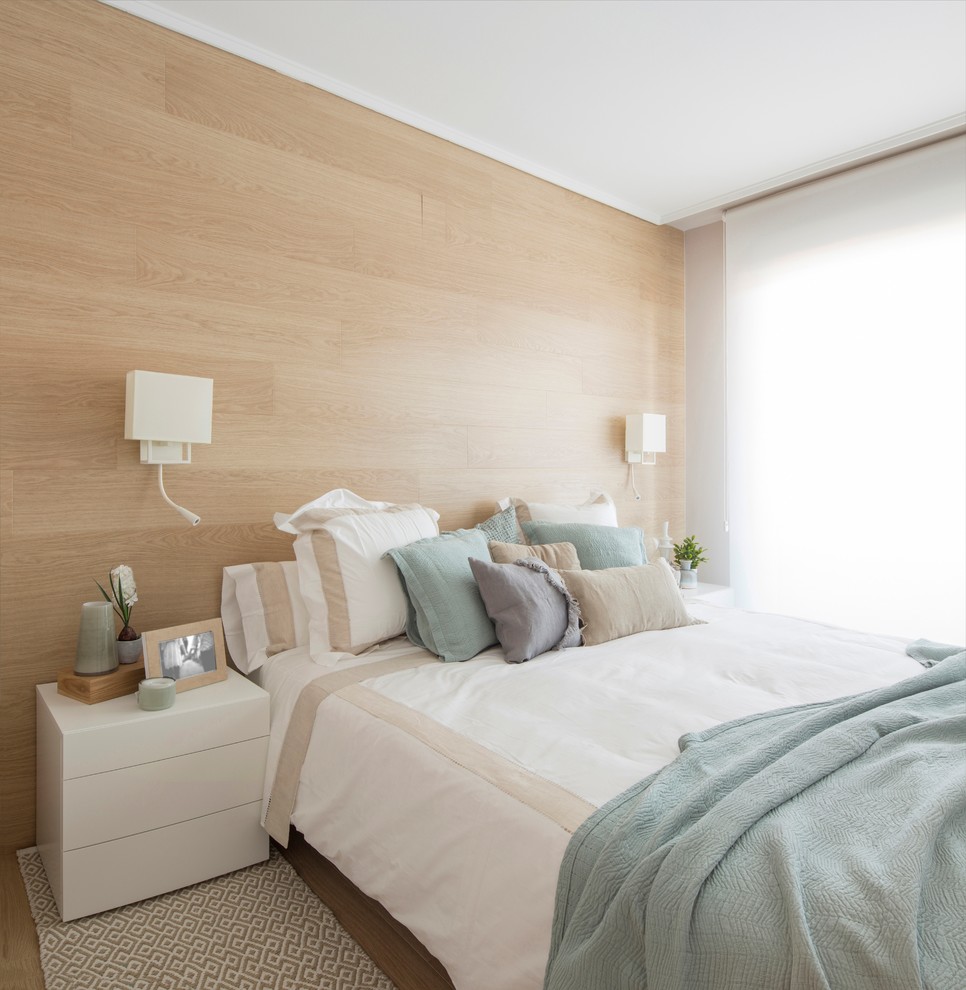 Modelo de dormitorio principal contemporáneo de tamaño medio sin chimenea con paredes blancas