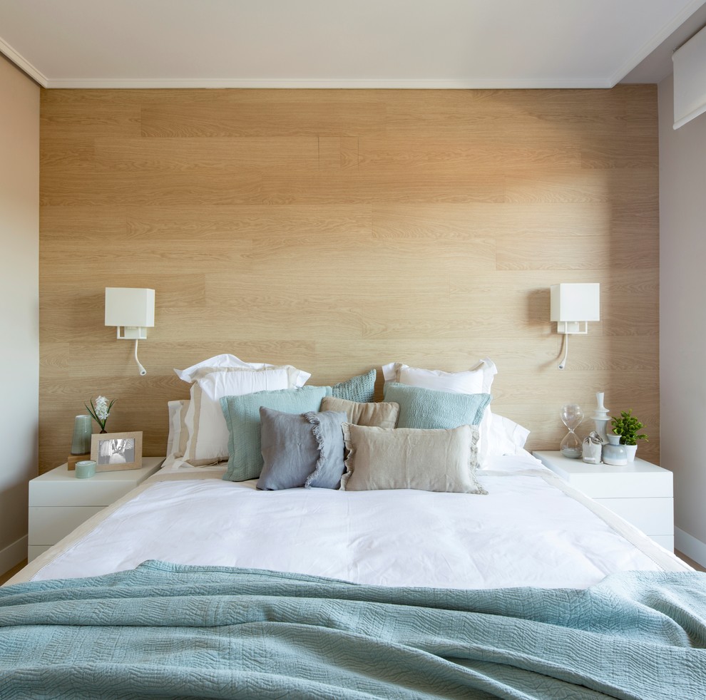 Imagen de dormitorio principal nórdico de tamaño medio sin chimenea con paredes blancas