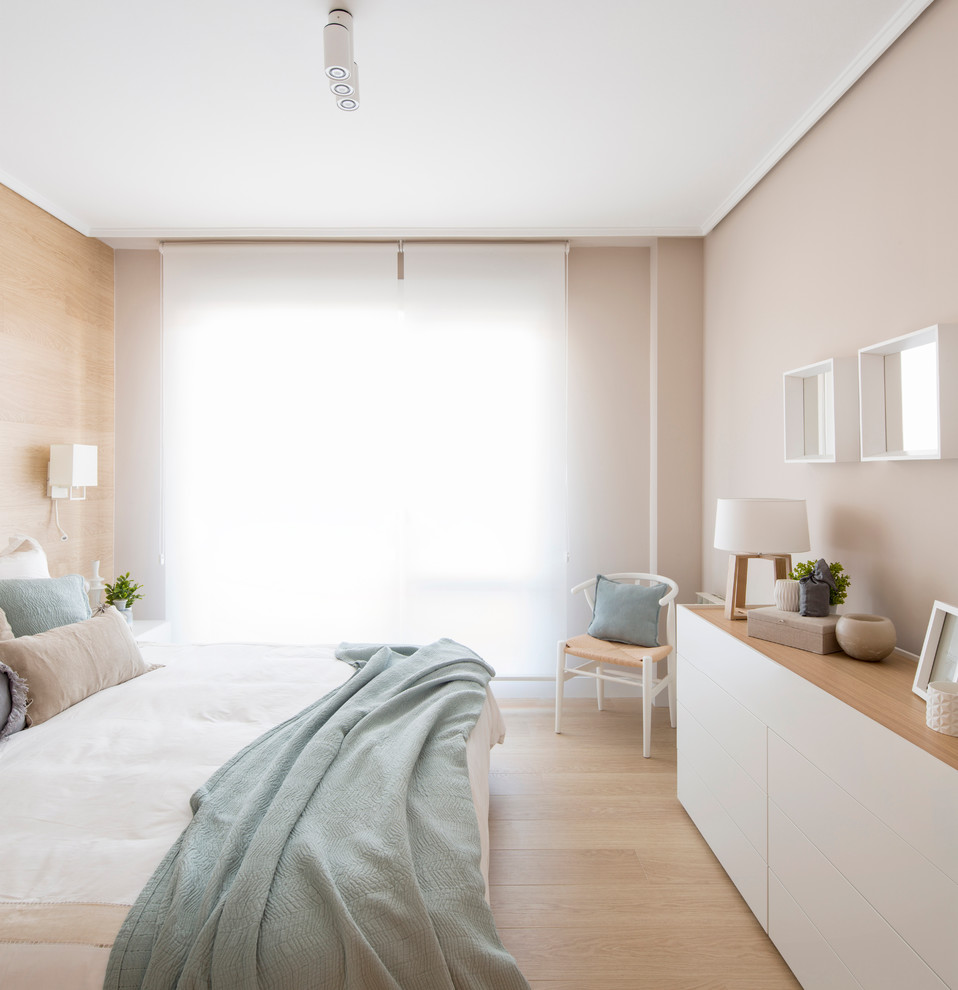 Bedroom - mid-sized scandinavian master light wood floor bedroom idea in Bilbao with beige walls and no fireplace