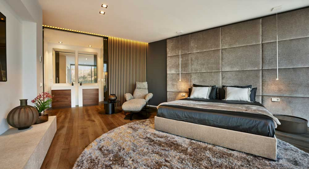 マヨルカ島にあるコンテンポラリースタイルのおしゃれな寝室のレイアウト