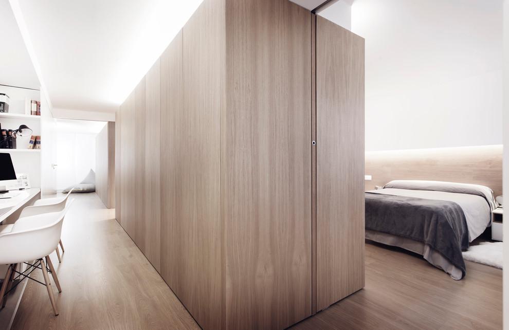 Идея дизайна: хозяйская спальня среднего размера в скандинавском стиле с белыми стенами и паркетным полом среднего тона без камина