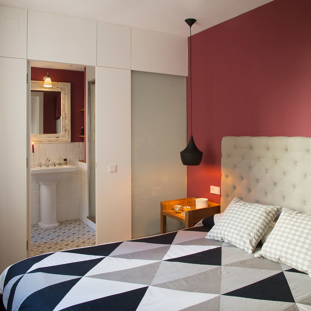Ejemplo de dormitorio principal de tamaño medio sin chimenea con paredes rojas y suelo multicolor
