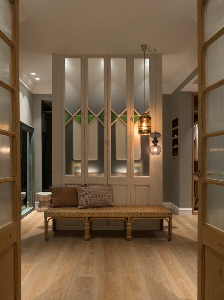 Foto de dormitorio principal romántico de tamaño medio con paredes beige, suelo de madera en tonos medios y suelo marrón
