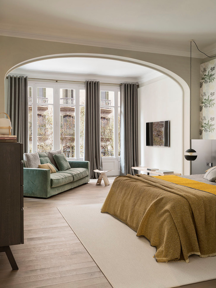 Imagen de dormitorio principal contemporáneo grande con paredes beige, suelo de madera en tonos medios y suelo marrón