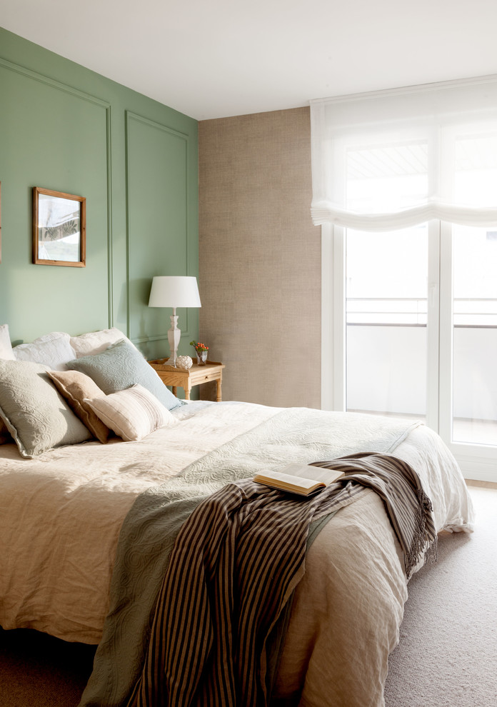 Modelo de dormitorio principal clásico renovado con paredes verdes