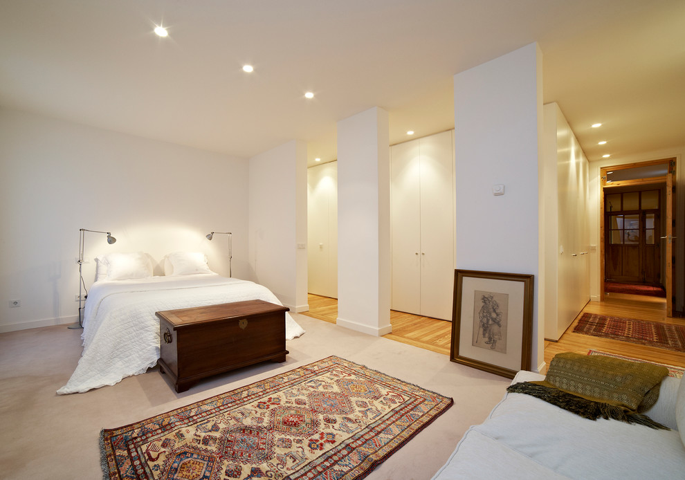 Пример оригинального дизайна: большая хозяйская спальня в скандинавском стиле с белыми стенами без камина