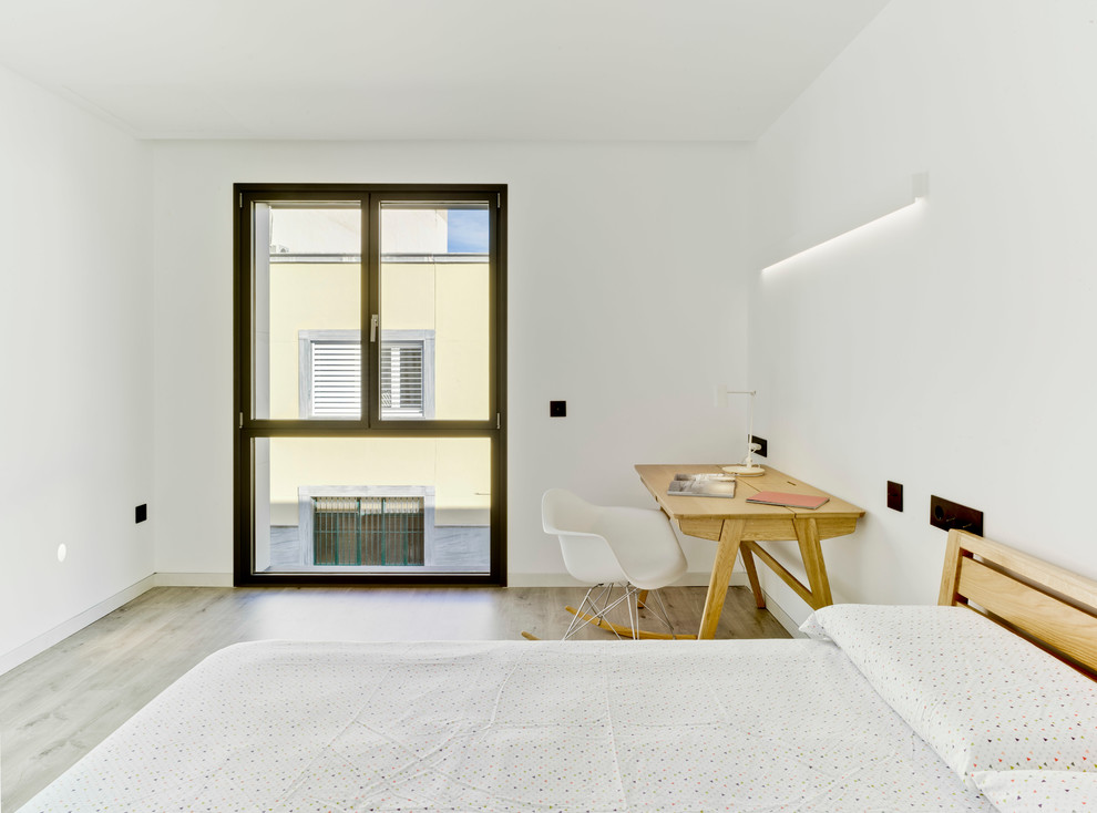 Идея дизайна: хозяйская спальня среднего размера в стиле неоклассика (современная классика) с белыми стенами