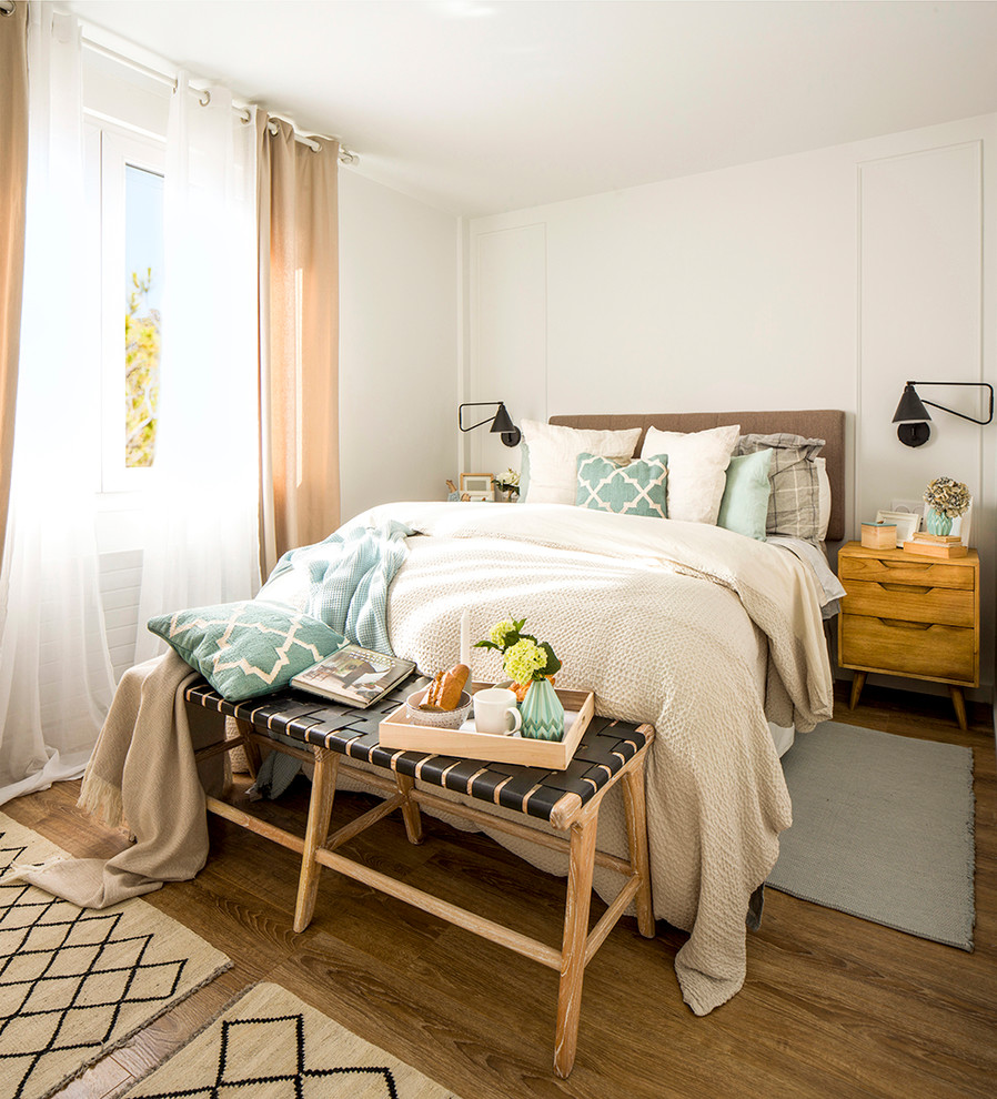 На фото: хозяйская спальня среднего размера в стиле шебби-шик с белыми стенами и паркетным полом среднего тона без камина с