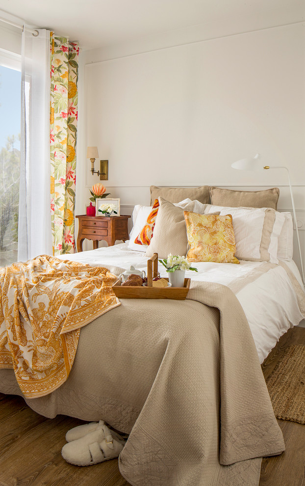 Foto de dormitorio principal romántico de tamaño medio sin chimenea con paredes blancas y suelo de madera en tonos medios