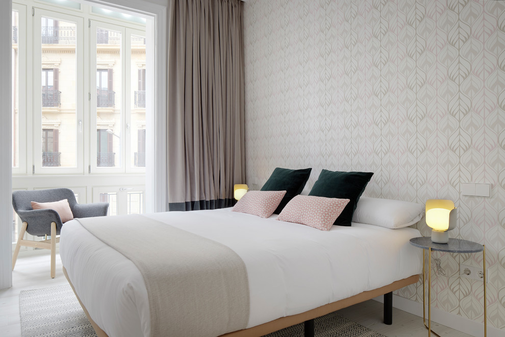 Foto de dormitorio principal contemporáneo con suelo de madera clara y suelo beige