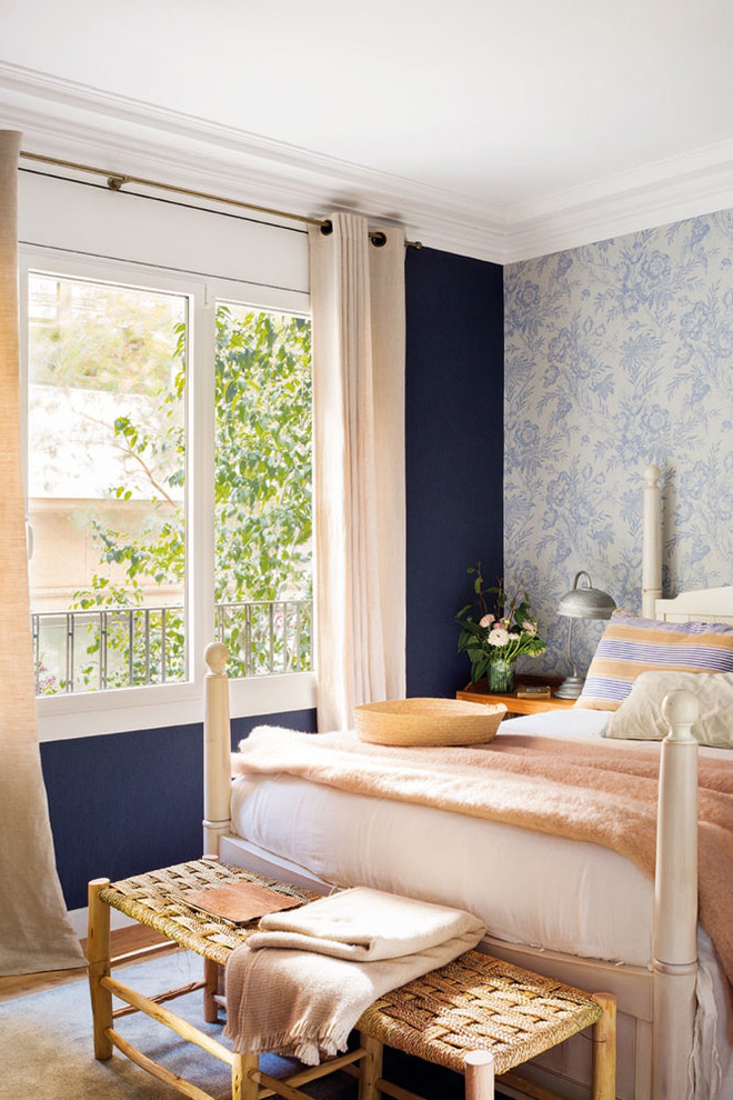 Foto de dormitorio principal tradicional renovado grande sin chimenea con paredes azules y suelo de madera en tonos medios