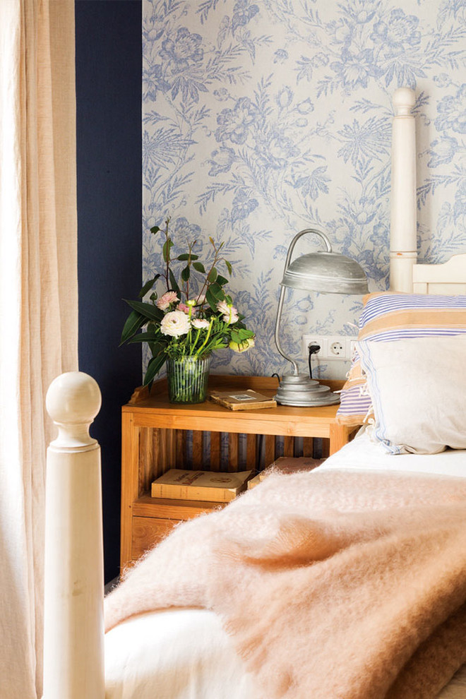 Ejemplo de dormitorio principal clásico renovado grande sin chimenea con paredes azules y suelo de madera en tonos medios