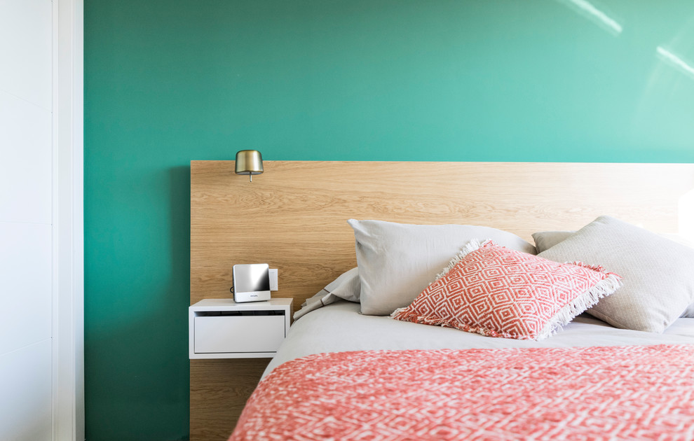 Exempel på ett modernt sovrum, med gröna väggar