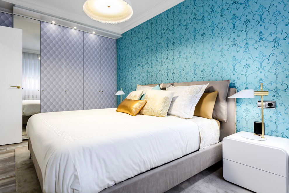Стильный дизайн: хозяйская спальня среднего размера в современном стиле с синими стенами и серым полом - последний тренд