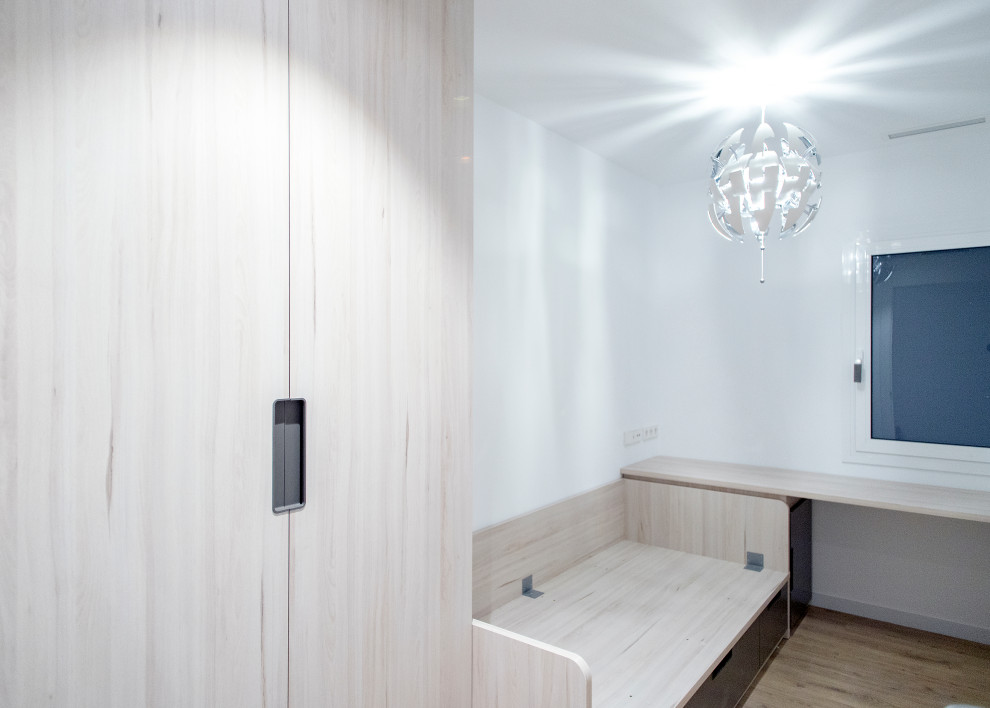 Mittelgroßes Modernes Schlafzimmer ohne Kamin mit weißer Wandfarbe, braunem Holzboden und braunem Boden in Barcelona