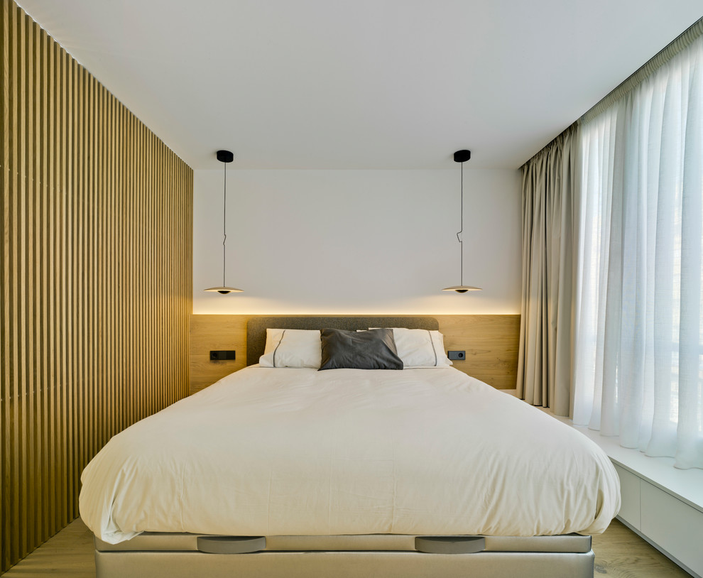 Diseño de dormitorio contemporáneo sin chimenea con paredes blancas