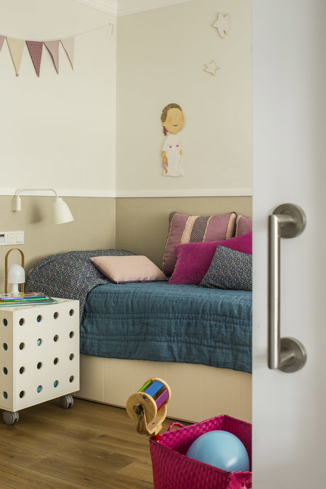 Ejemplo de dormitorio principal nórdico grande sin chimenea con paredes beige y suelo de madera en tonos medios
