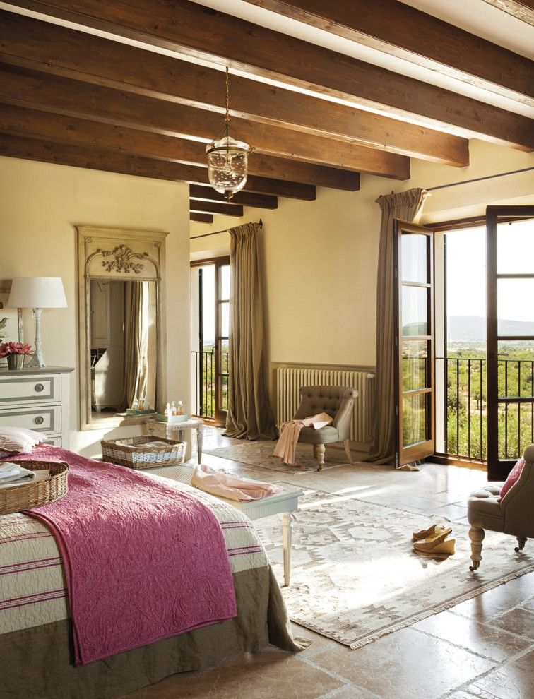 Landhausstil Hauptschlafzimmer mit beiger Wandfarbe, braunem Boden und Kalkstein in Sonstige