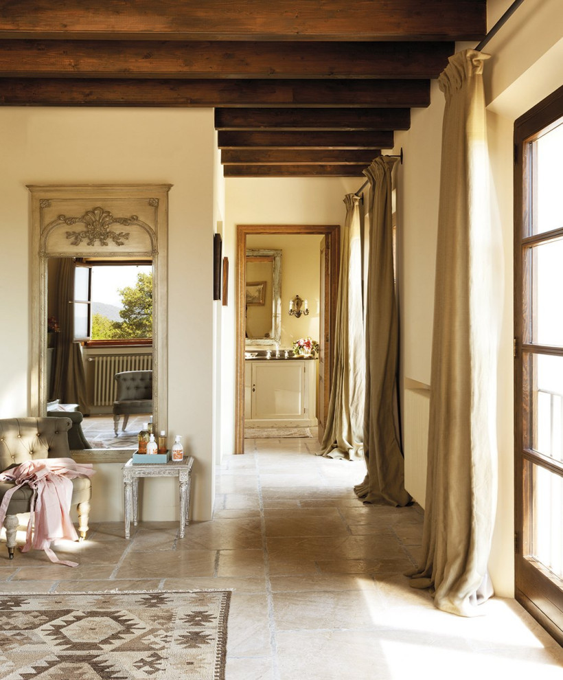 Country Hauptschlafzimmer mit beiger Wandfarbe, Kalkstein und braunem Boden in Sonstige