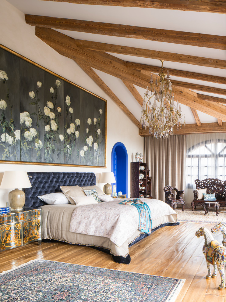 На фото: огромная хозяйская спальня в стиле фьюжн с белыми стенами, паркетным полом среднего тона и коричневым полом без камина