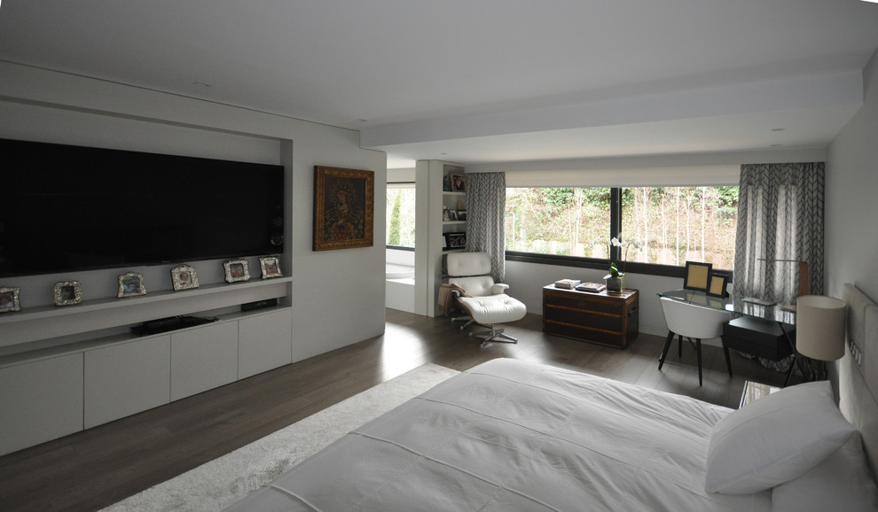 Inspiration for a contemporary bedroom in Madrid.