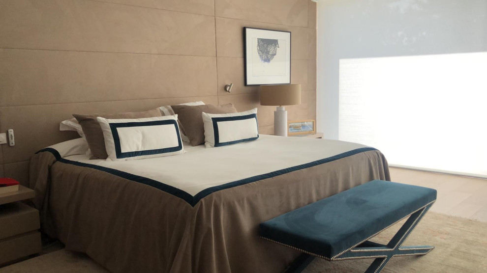 Modelo de dormitorio principal contemporáneo de tamaño medio con paredes marrones, suelo de madera clara y suelo beige