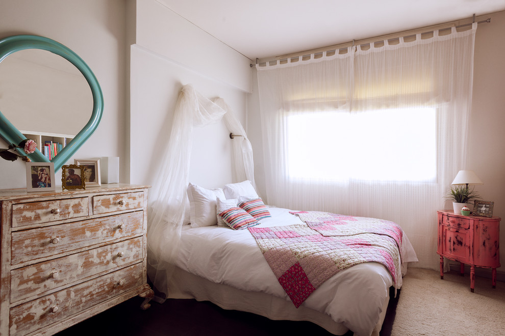Mittelgroßes Country Hauptschlafzimmer ohne Kamin mit weißer Wandfarbe und Teppichboden in Madrid