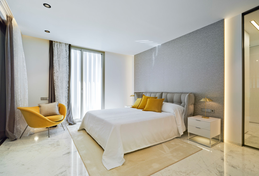 Immagine di una camera degli ospiti minimal con pareti bianche e pavimento bianco