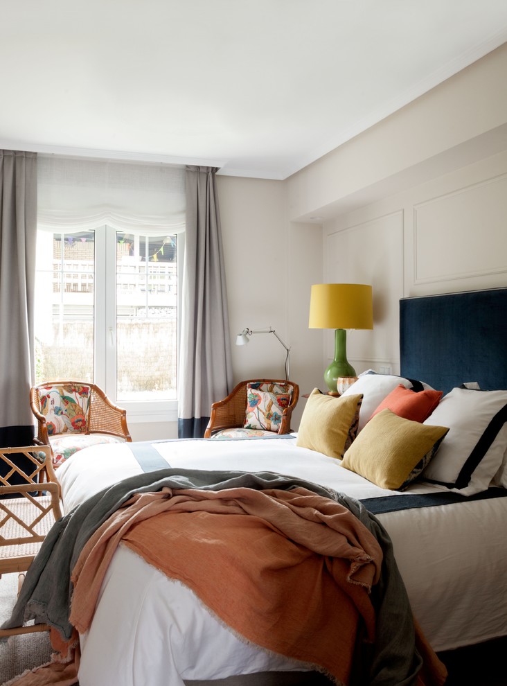 Modelo de dormitorio principal tradicional renovado de tamaño medio con paredes beige