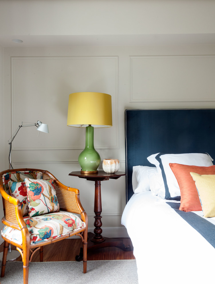 Maritimes Schlafzimmer mit weißer Wandfarbe, braunem Holzboden und braunem Boden in Bilbao
