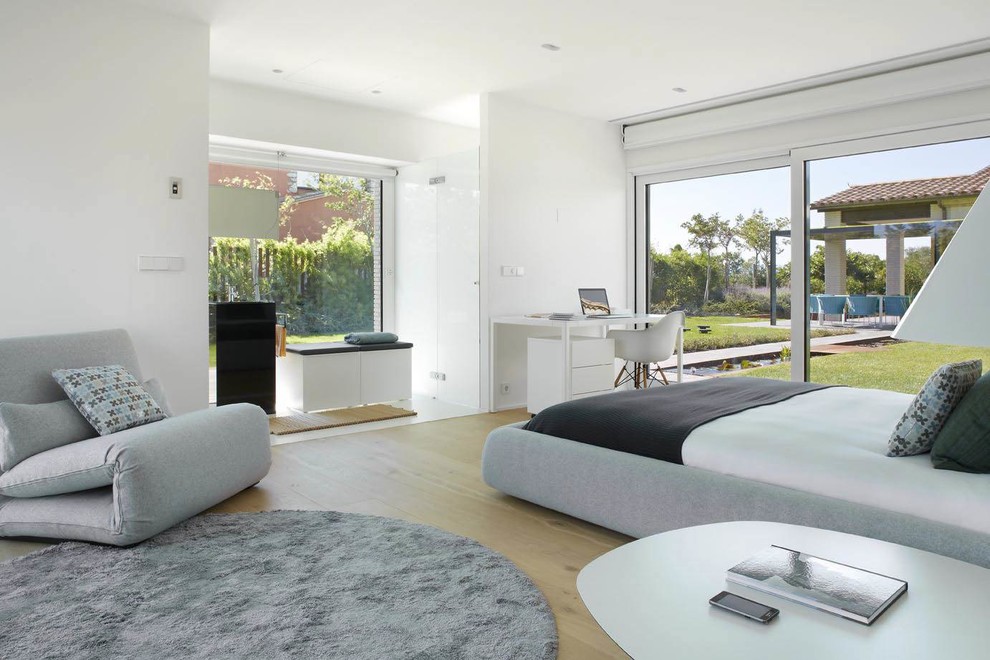 Свежая идея для дизайна: большая хозяйская спальня в современном стиле с белыми стенами и паркетным полом среднего тона без камина - отличное фото интерьера