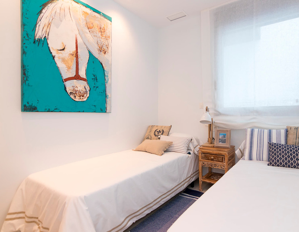 Imagen de habitación de invitados mediterránea con paredes blancas