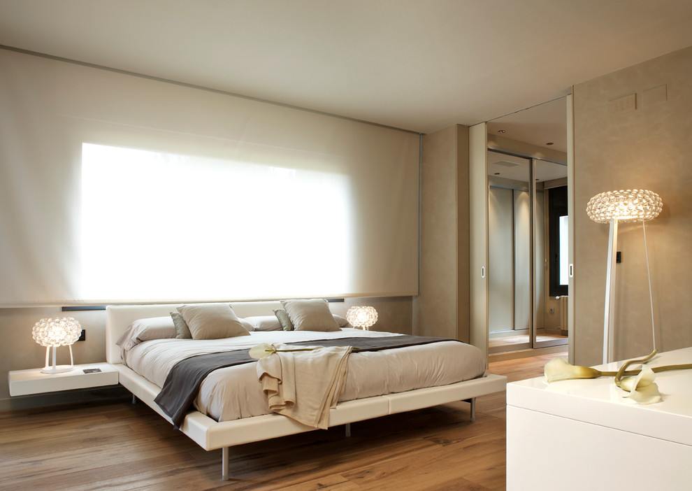 Пример оригинального дизайна: хозяйская спальня среднего размера в современном стиле с бежевыми стенами и паркетным полом среднего тона без камина