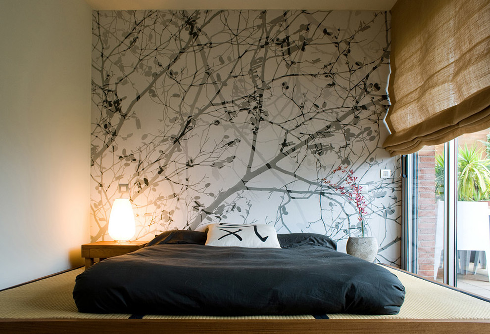 バルセロナにある中くらいなアジアンスタイルのおしゃれな主寝室 (白い壁、畳、暖炉なし、ベージュの床、アクセントウォール)