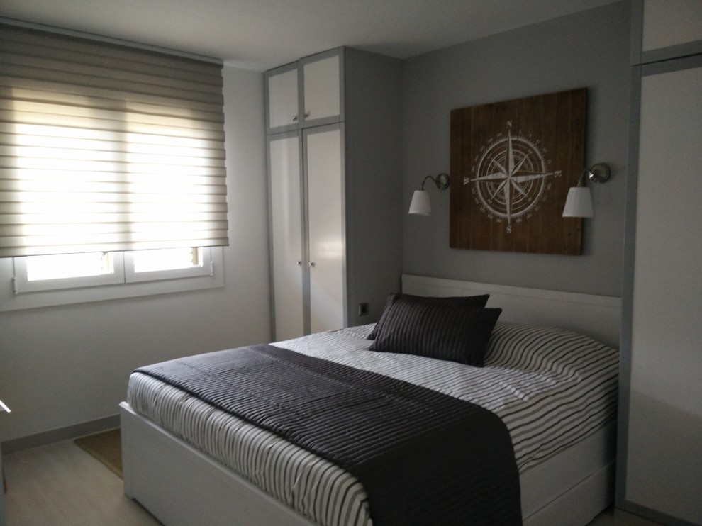 Modelo de dormitorio principal contemporáneo de tamaño medio con paredes grises, suelo de madera clara y suelo beige