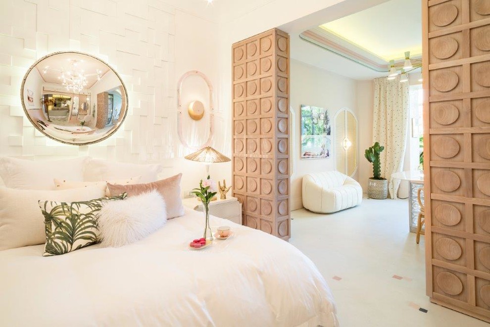 Свежая идея для дизайна: огромная спальня на антресоли в стиле ретро с розовыми стенами - отличное фото интерьера