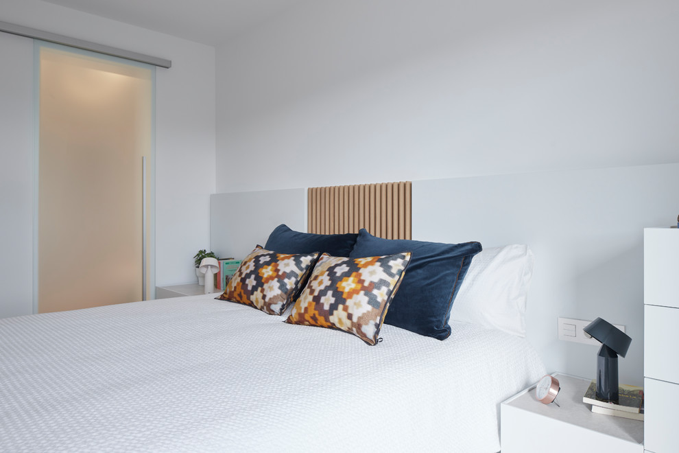 Diseño de dormitorio principal escandinavo de tamaño medio con paredes blancas, suelo de madera en tonos medios y suelo marrón