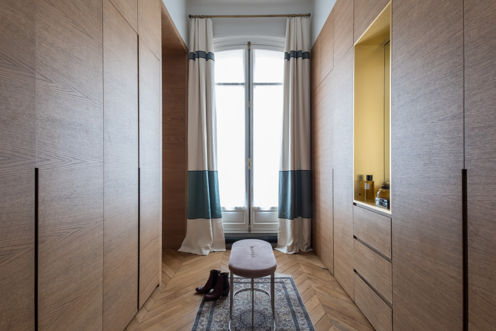 This is an example of a contemporary wardrobe in Paris.