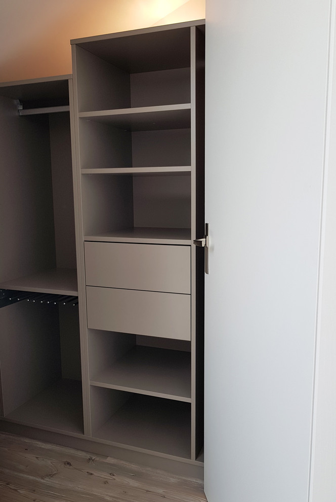 Small classic gender neutral standard wardrobe in Other with lino flooring and brown floors.