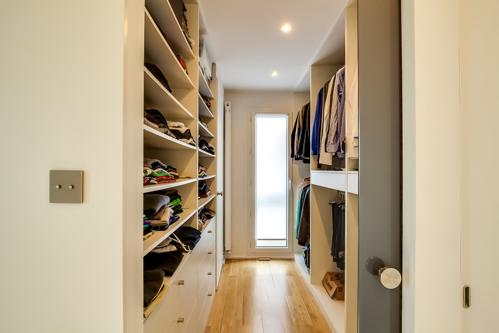 This is an example of a contemporary wardrobe in Paris.