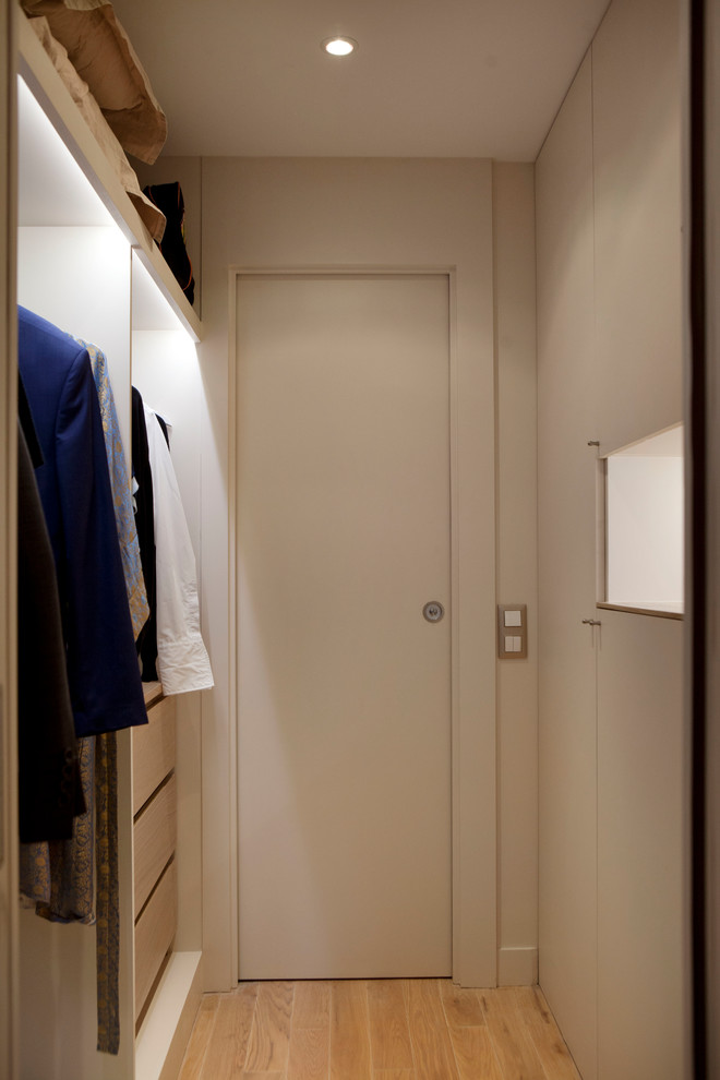Exemple d'un petit dressing room tendance en bois clair neutre avec un placard sans porte, parquet clair et un sol marron.