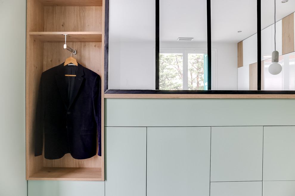 Imagen de armario vestidor unisex contemporáneo pequeño con armarios abiertos y puertas de armario verdes