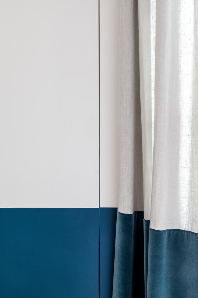 Foto på en liten skandinavisk garderob, med ljust trägolv