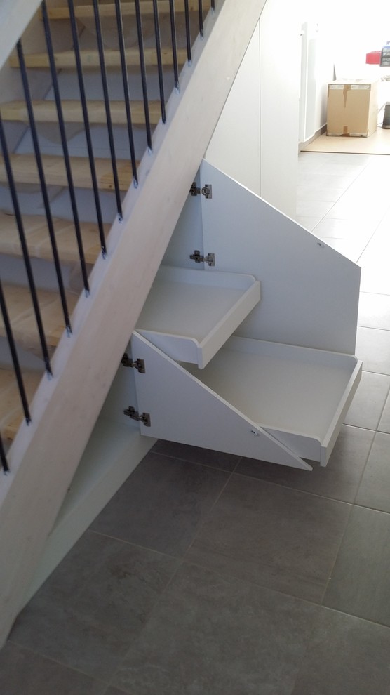 Идея дизайна: лестница в современном стиле с кладовкой или шкафом под ней