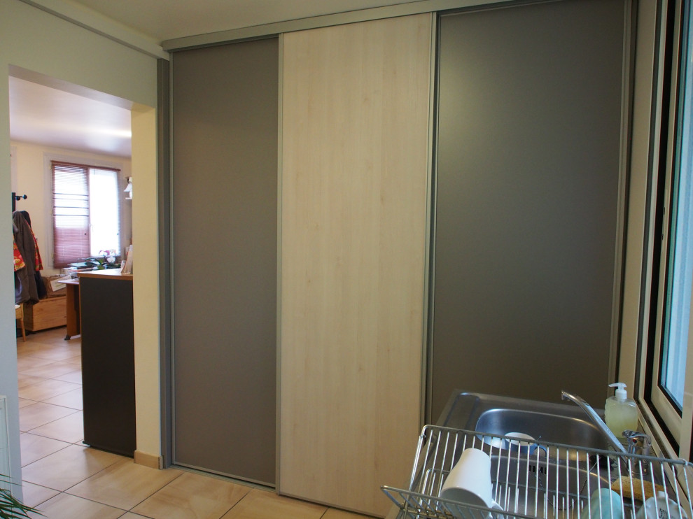 Ejemplo de armario unisex contemporáneo de tamaño medio con armarios con paneles lisos, suelo de baldosas de cerámica y suelo beige