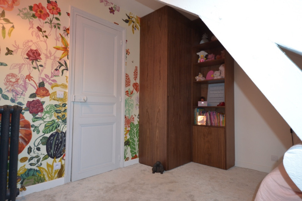 Cette image montre une armoire encastrée traditionnelle en bois foncé de taille moyenne pour une femme avec un placard à porte affleurante, moquette, un sol gris et poutres apparentes.