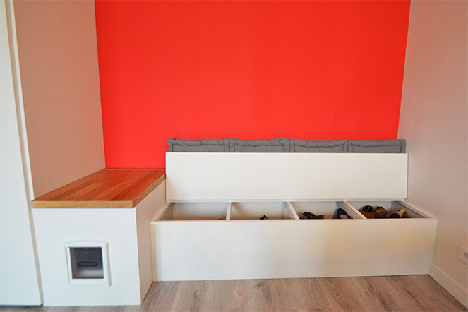 EIngebautes, Neutrales, Kleines Modernes Ankleidezimmer mit braunem Holzboden in Paris