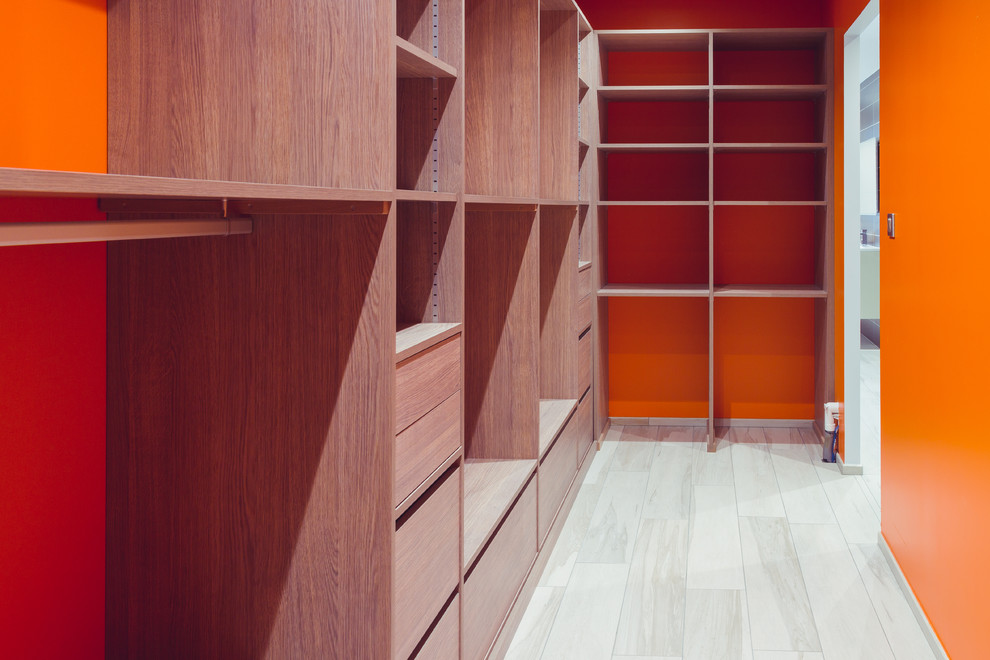 Ispirazione per uno spazio per vestirsi unisex moderno di medie dimensioni con ante in legno chiaro, nessun'anta, pavimento con piastrelle in ceramica e pavimento bianco