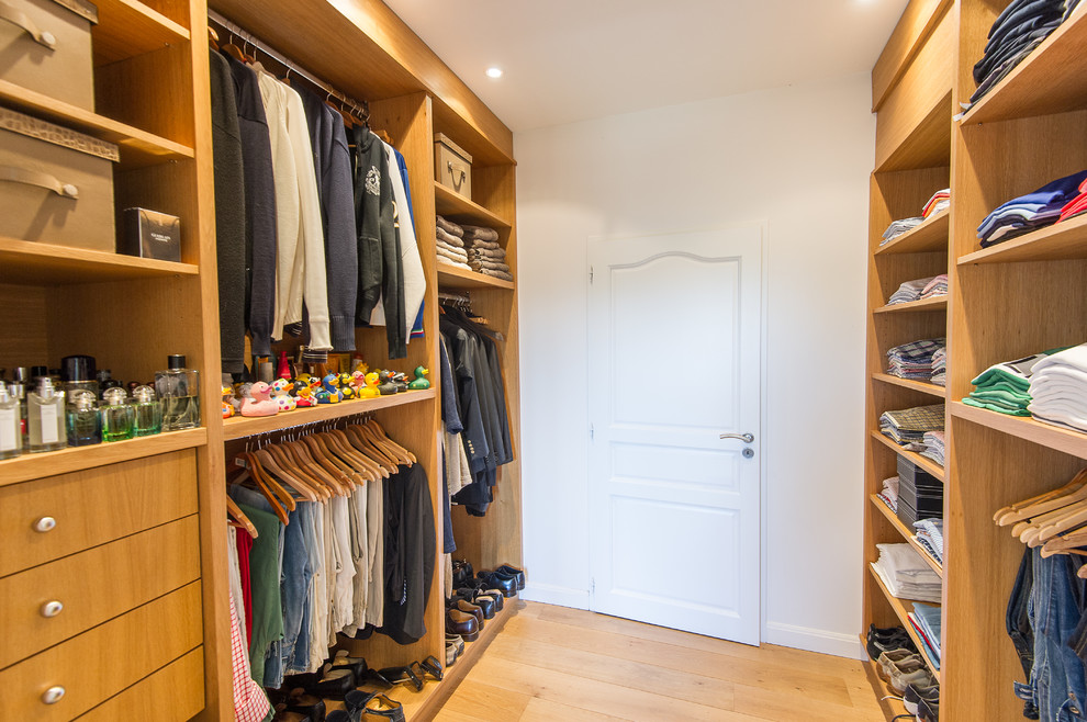 Inspiration for a modern closet remodel in Nice